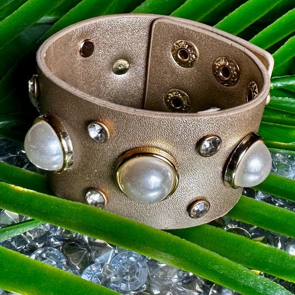 Plunder Jewelry - Elegant Gold and Pearl Studded Bracelet